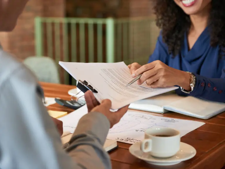 pessoas assinando contrato com advogado civil no Rio de Janeiro do escritório de advocacia Dornella Advogados especializado em Direito Civil