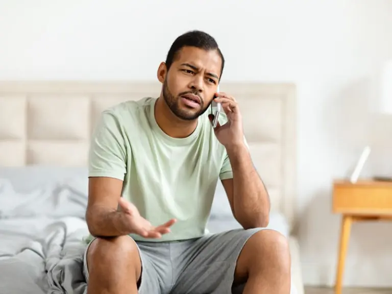 homem falando ao telefone com advogado consumidor no rio de janeiro do escritório de advocacia Dornella Advogados. Especializado em Direito do Consumidor